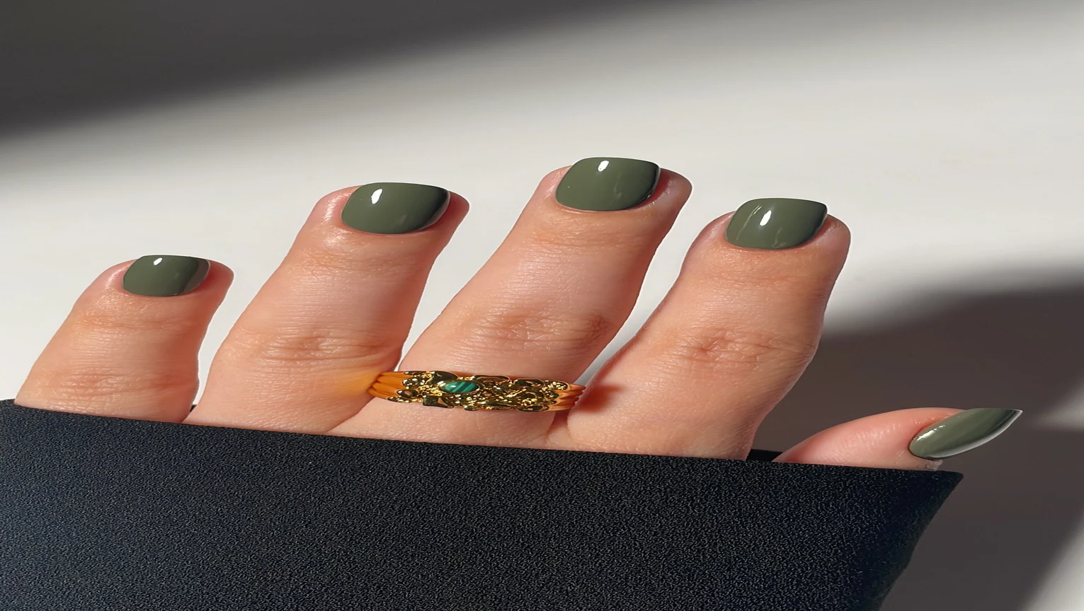 London Grace Olive Vegan Nail Varnish - Image 3