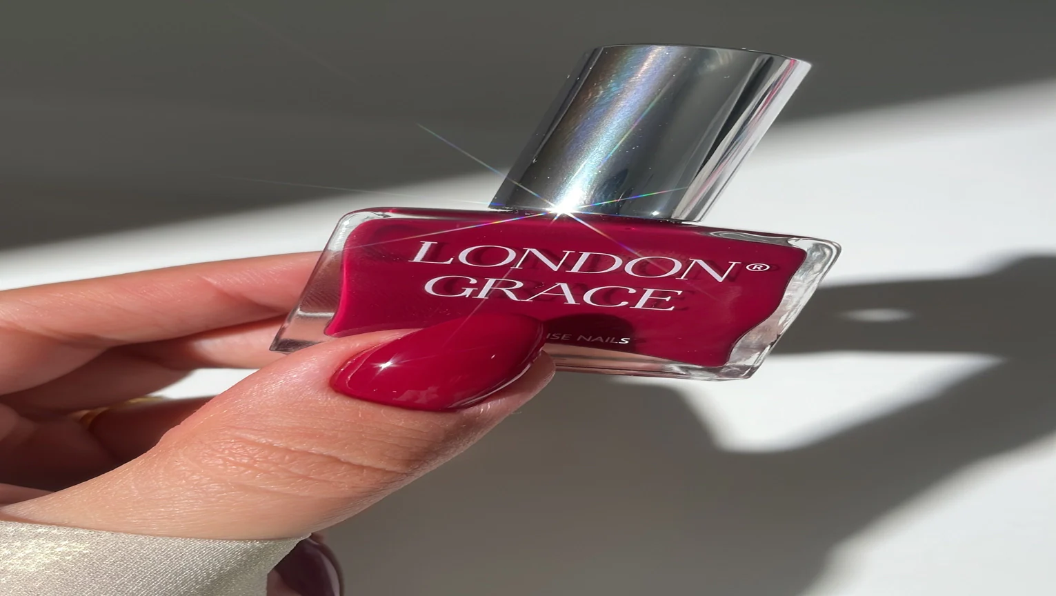 London Grace Scarlett Vegan Nail Varnish - Image 3